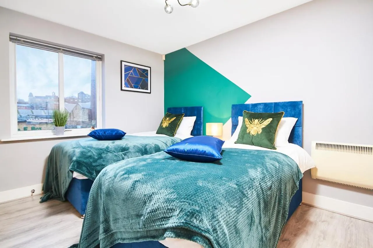 Executive Apartment -Sleeps 6 - Newly Refurbished Batley
