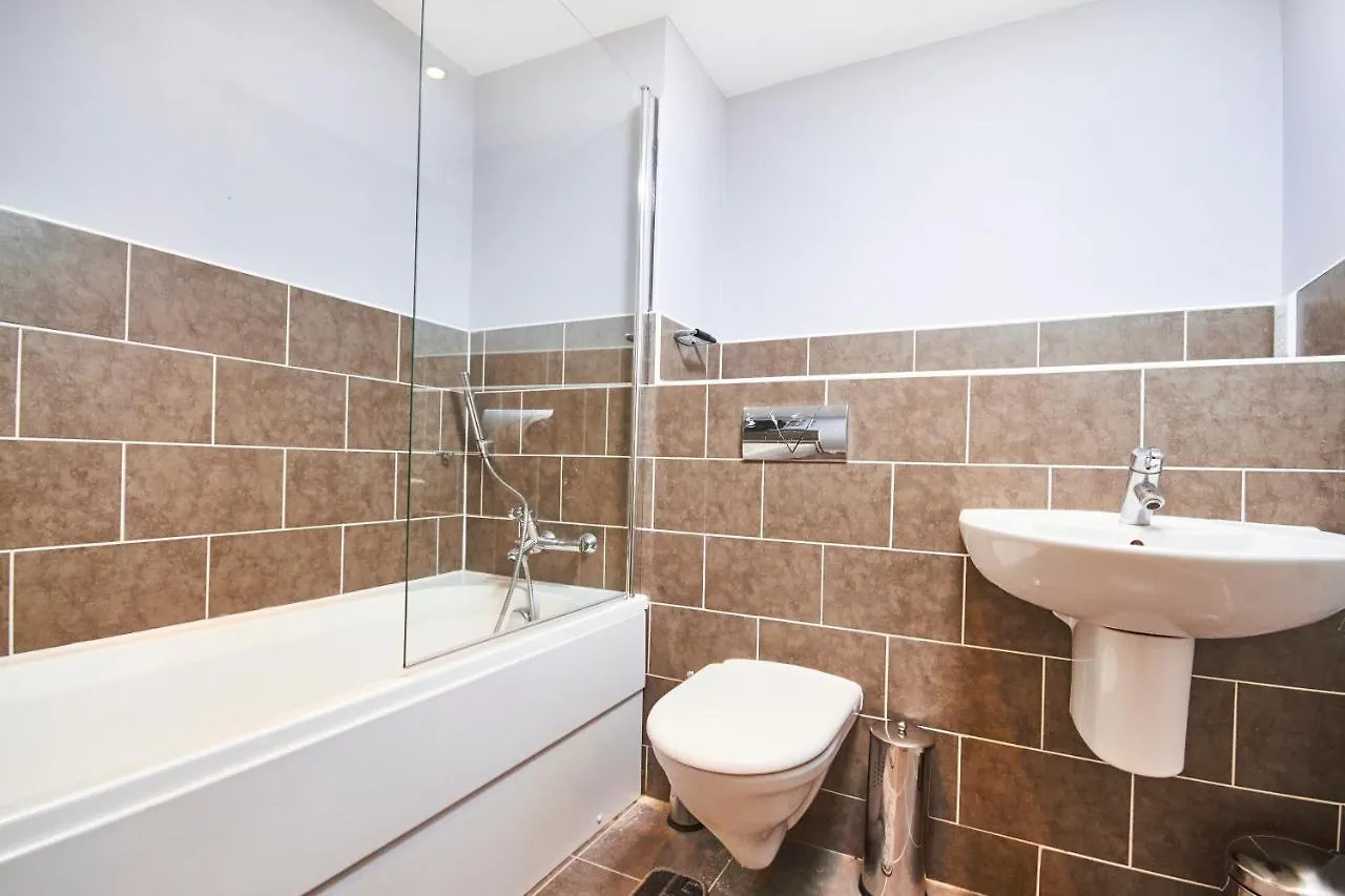 Executive Apartment -Sleeps 6 - Newly Refurbished Batley