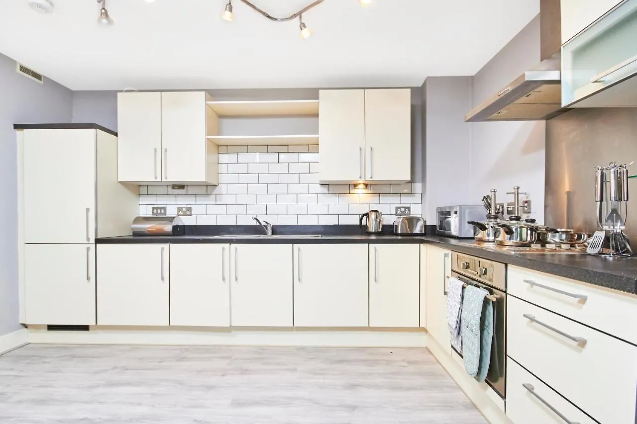 Executive Apartment -Sleeps 6 - Newly Refurbished Batley
