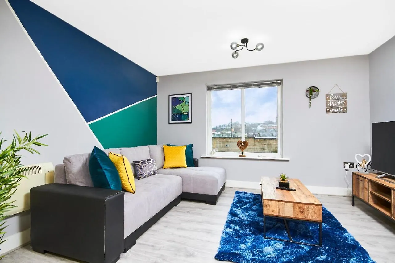 Executive Apartment -Sleeps 6 - Newly Refurbished Batley 0*,