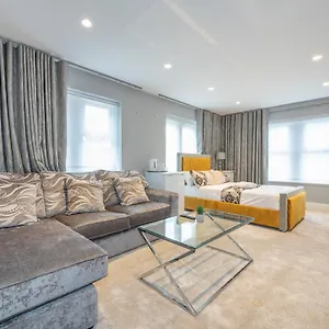 *re7c* Ground Floor Room, For Your Relaxed & Cosy + Free Parking + Free Fast Wifi * Batley